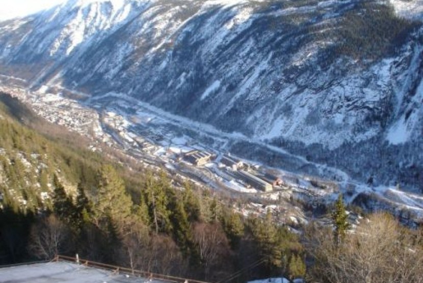Rjukan, kota kecil industri yang terkenal dan terletak di lembah sempit di Norwegia Tengah.