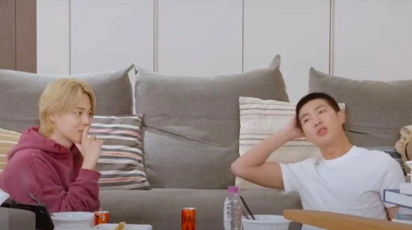 RM BTS (kanan) dan Jimin (kiri). Dalam video yang ditayangkan di Bangtan TV, RM mengungkapkan tantangan ketika menjadi leader BTS.