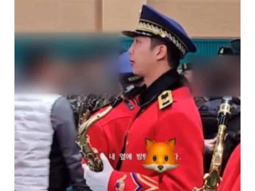 RM BTS memegang saksofon saat terlbat dalam band militer. 