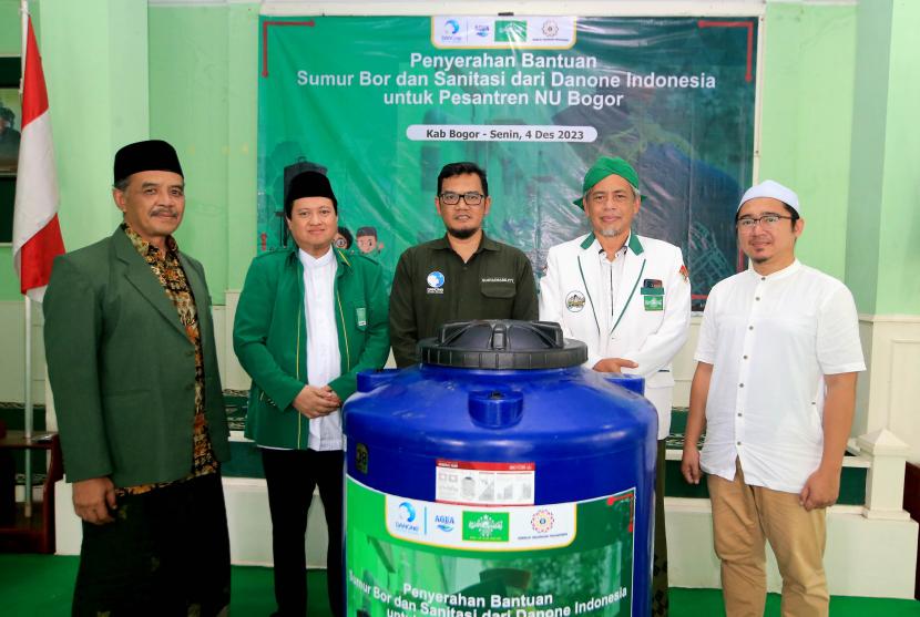 RMI PCNU Kabupaten Bogor menerima sumbangan bantuan sumur bor dan sanitasi untuk sembilan pesantren NU di Kabupaten Bogor, Jawa Barat, Senin (4/12/2023).