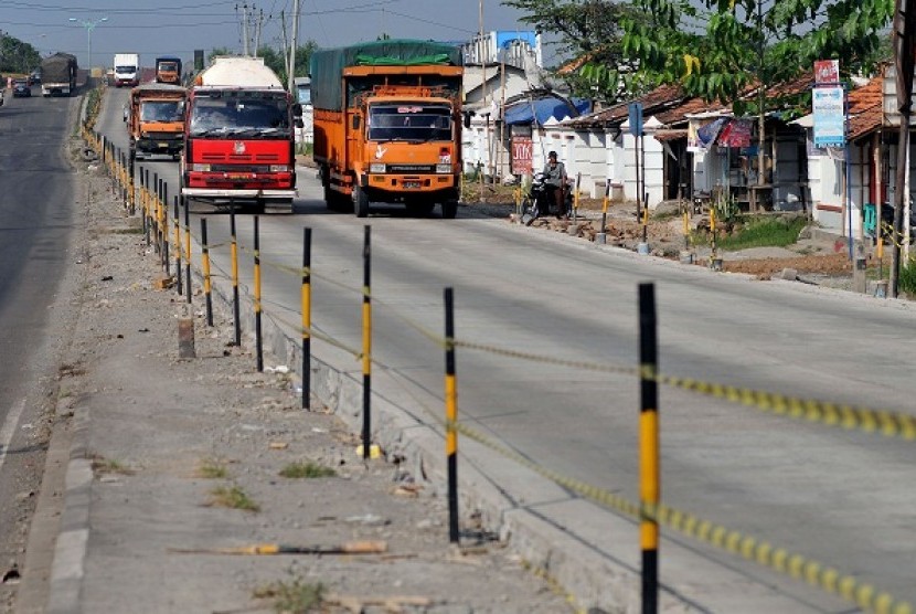 Roads in North Coast (Pantura) in Brebes, Central Java, are still under construction. The road lanes in the area become the busiest traffict in Eid season.