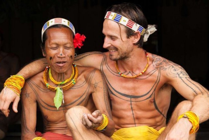 Rob Henry hidup bersama suku Mentawai selama 8 tahun.