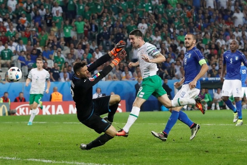 Robbie Brady (putih) saat membobol gawang Italia.