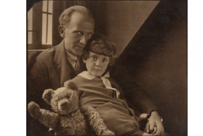 Robert A Milne dan anaknya Christopher Robin Milne dan beruangnya yang bernama Pooh. 
