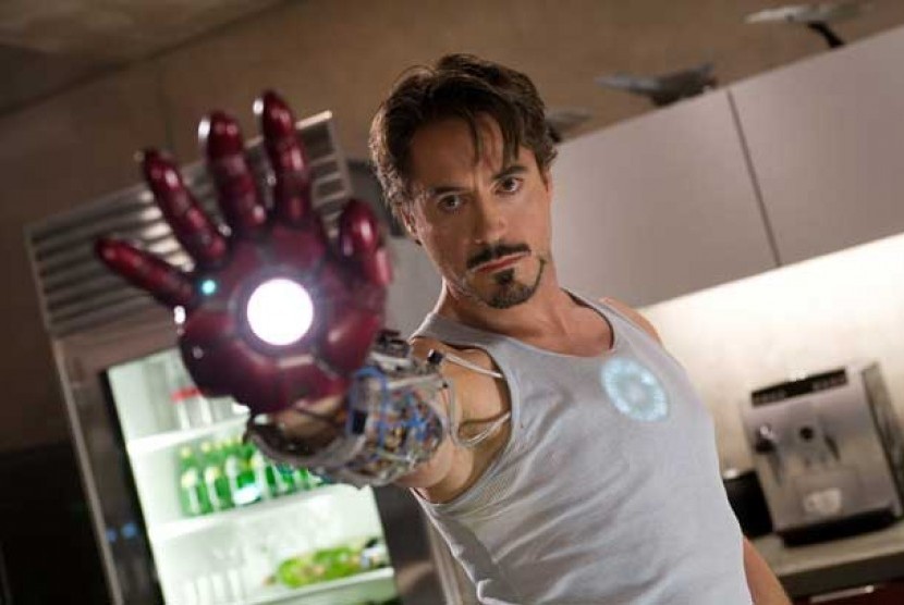Aktor Robert Downey Jr beraksi dengan kostum Iron Man.