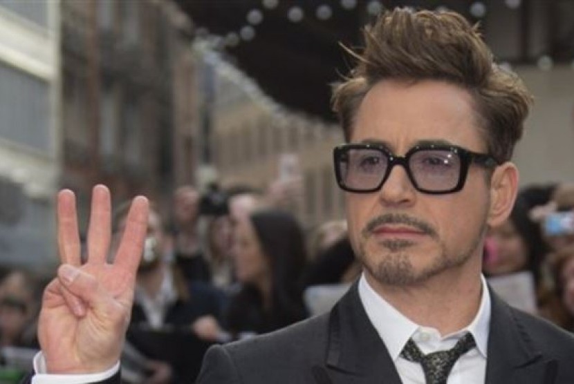 Robert Downey Jr. Downey sempat menjadi berita utama saat berjuang melawan narkoba dan alkohol. 