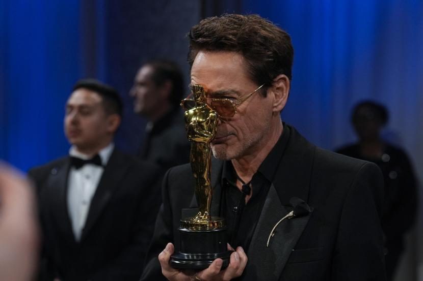 Robert Downey Jr., pemenang penghargaan untuk penampilan terbaik oleh aktor dalam peran pendukung untuk Oppenheimer, menghadiri pesta setelah Oscar pada Minggu, 10 Maret 2024, di Teater Dolby di Los Angeles. 