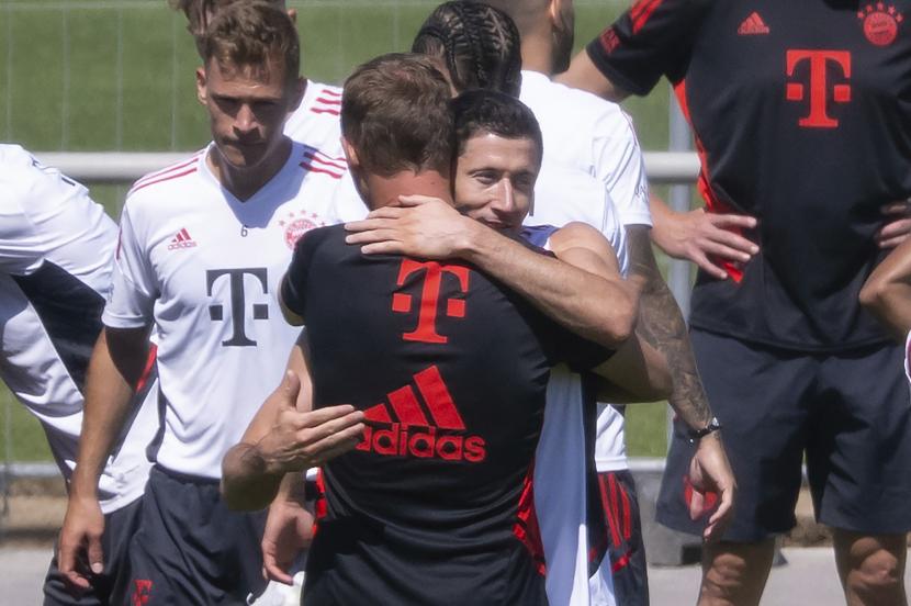  Robert Lewandowski dan pelatih Julian Nagelsmann dari Munich mengucapkan selamat tinggal di akhir pelatihan, di Munich, Jerman, Sabtu, 16 Juli 2022. Barcelona akan merekrut striker Polandia Robert Lewandowski dari Bayern Munich setelah klub mencapai kesepakatan prinsip untuknya.