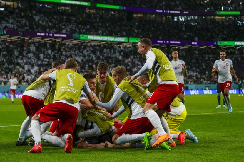  Robert Lewandowski dari Polandia diberi ucapan selamat setelah mencetak gol ke-2 timnya selama pertandingan sepak bola grup C Piala Dunia antara Polandia dan Arab Saudi, di Education City Stadium di Al Rayyan, Qatar, Sabtu, 26 November 2022. 