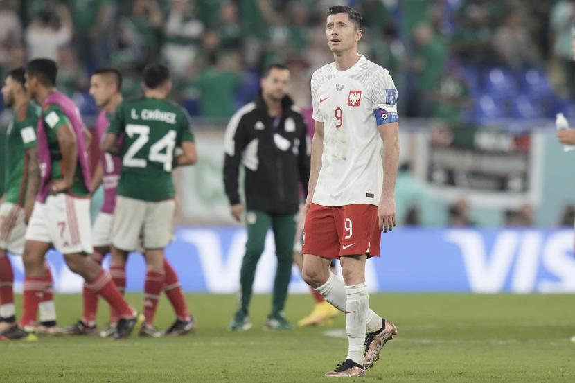 Robert Lewandowski dari Polandia meninggalkan lapangan pada akhir pertandingan sepak bola grup C Piala Dunia antara Meksiko dan Polandia, di Stadion 974 di Doha, Qatar, Selasa, 22 November 2022. 