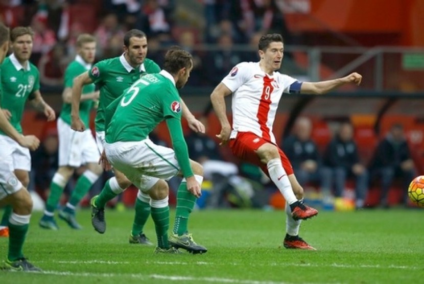 Robert Lewandowski (kanan) dijaga para pemain Irlandia.