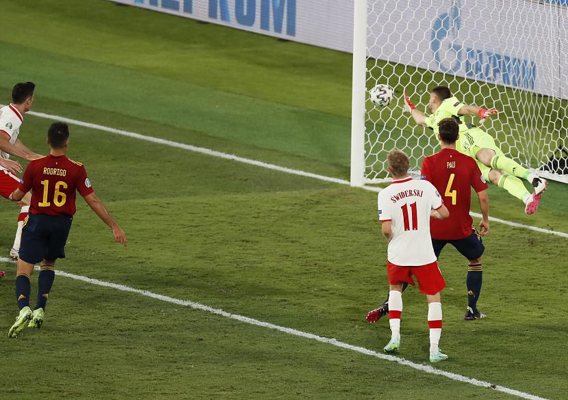 Robert Lewandowski (kiri, atas) dari Polandia mencetak gol penyeimbang 1-1 selama pertandingan sepak bola babak penyisihan grup E UEFA EURO 2020 antara Spanyol dan Polandia di Seville, Spanyol, 19 Juni 2021.