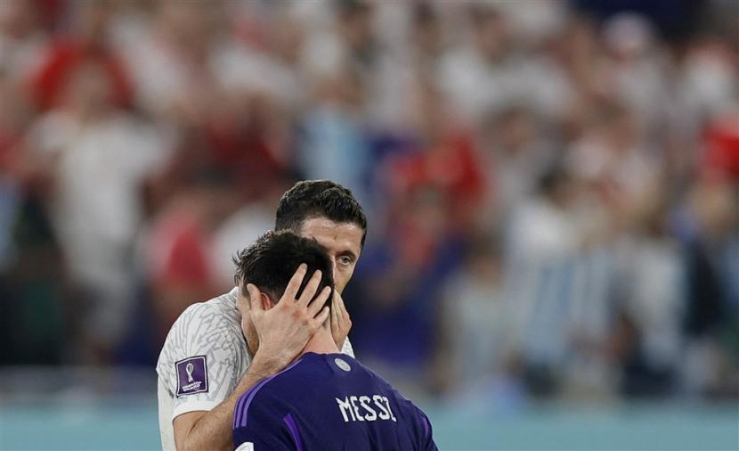  Robert Lewandowski (kiri) memeluk Lionel Messi dalam laga Piala Dunia 2022.