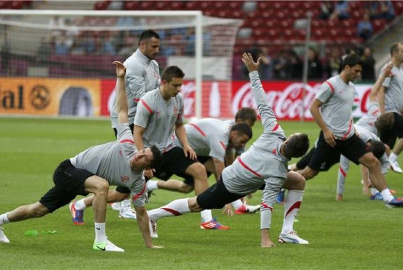  Robert Lewandowski (kiri), striker timnas Polandia, bersama rekan setim melakukan pemanasan dalam sesi latihan jelang laga lawan Yunani di Warsawa, Polandia, pada Kamis (7/6). 