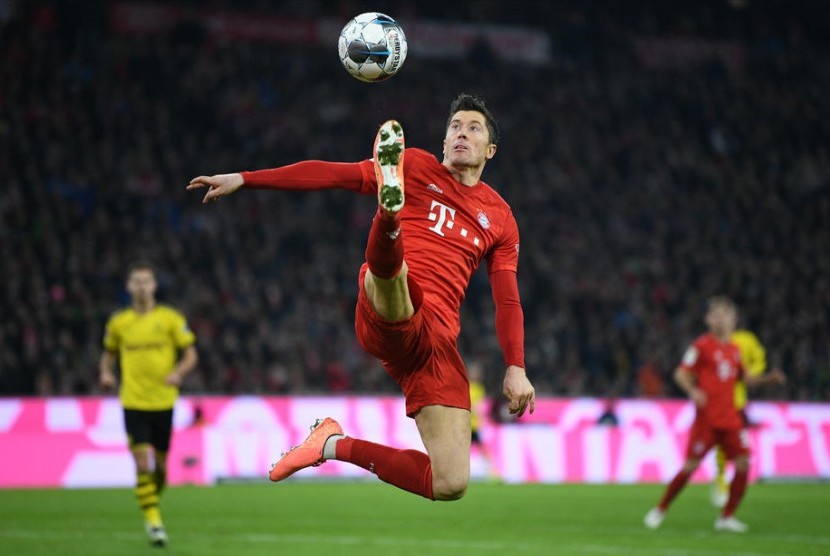 Robert Lewandowski mencetak dua gol Bayern Muenchen dalam kemenangan 3-1 pada laga Der Klassiker kontra Borussia Dortmund.