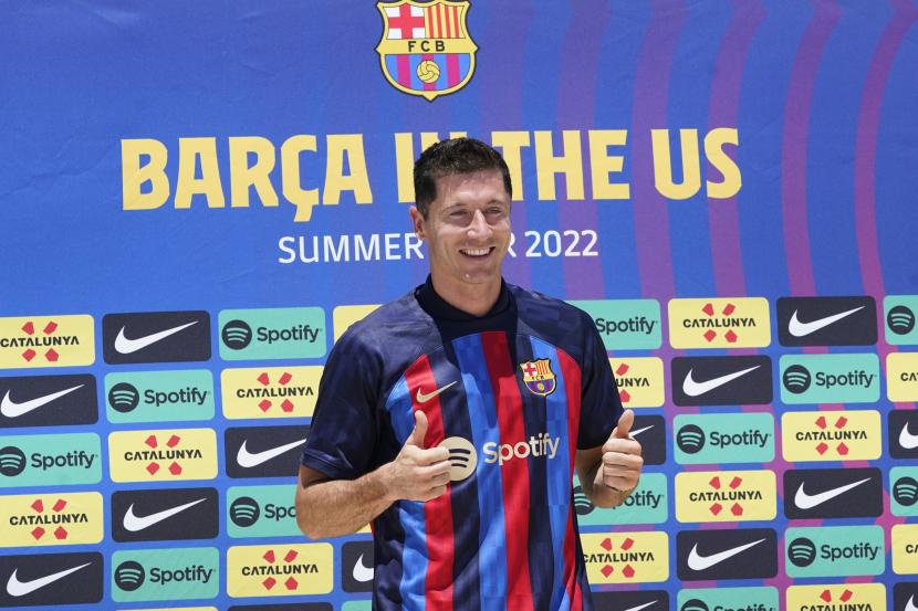  Robert Lewandowski mengenakan jersey sepak bola FC Barcelona barunya, Rabu, 20 Juli 2022, di Fort Lauderdale, Florida 