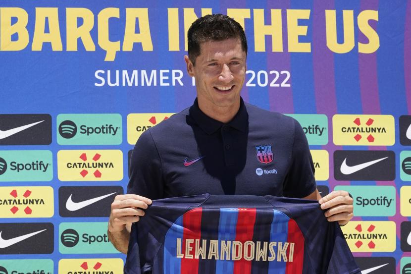  Robert Lewandowski menunjukkan jersey sepak bola FC Barcelona terbarunya, Rabu, 20 Juli 2022, di Fort Lauderdale, Florida 