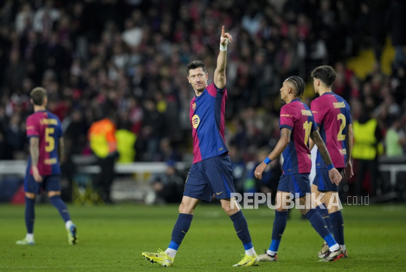 Robert Lewandowski merayakan golnya ke gawang Brest dalam pertandingan pekan kelima Liga Champions di Stadion Olímpiade Lluís Companys, Barcelona, Rabu (27/11/2024) dini hari WIB. Barcelona mengalahkan Brest 3-0.