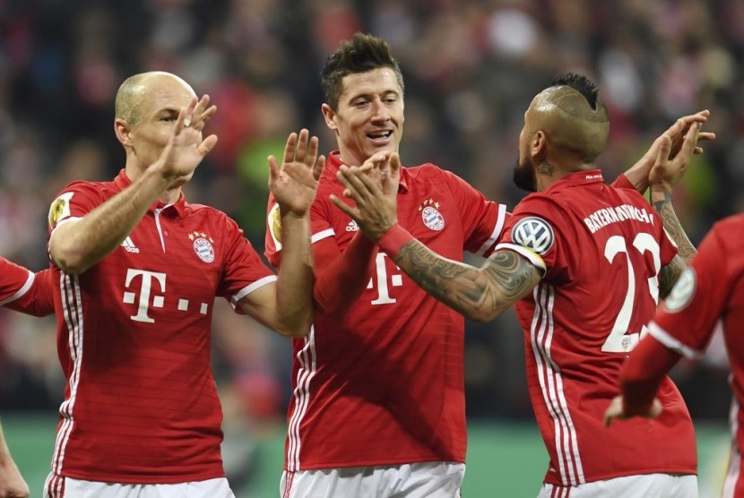 Robert Lewandowski (tengah) merayakan gol bersama rekan-rekannya.