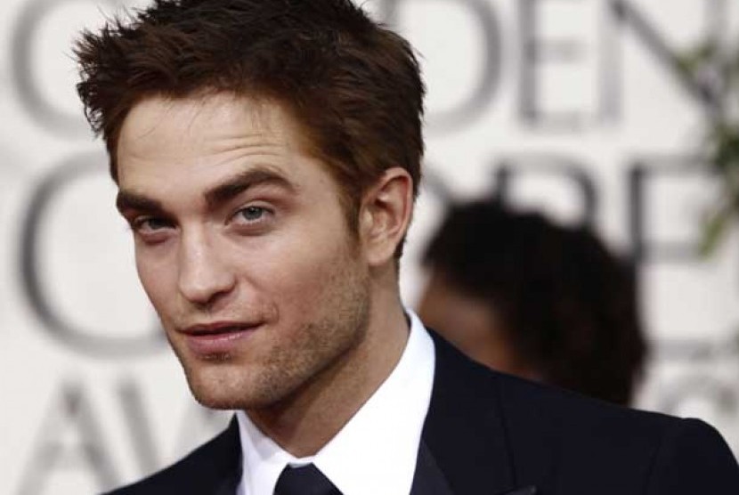 Robert Pattinson dikenal dengan jambangnya yang lebat, Dan, faktor jambang membuat banyak wanita tertarik pada sang aktor ini.