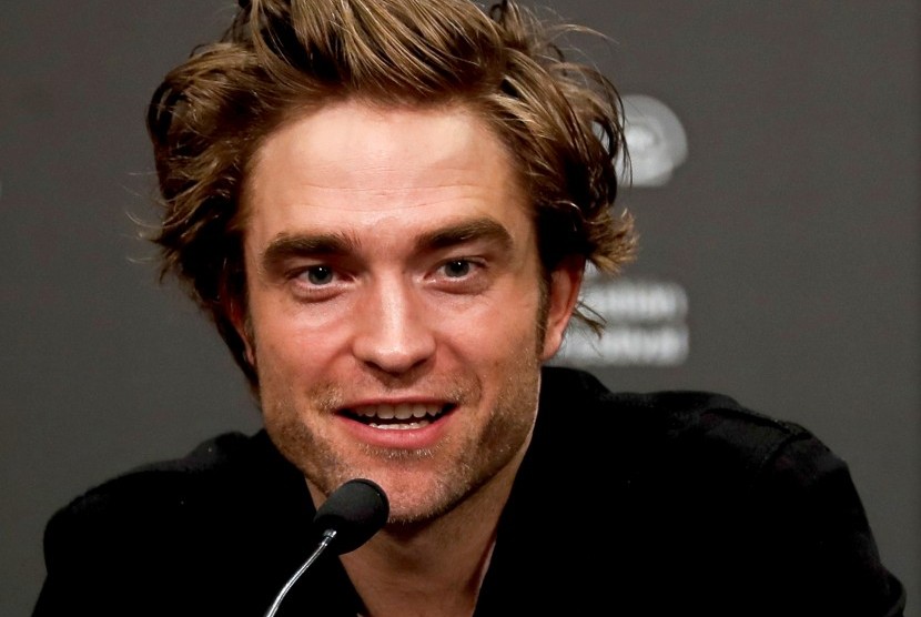 Robert Pattinson menjalani karantina mandiri di Inggris sejak terhentinya proses syuting film The Batman.