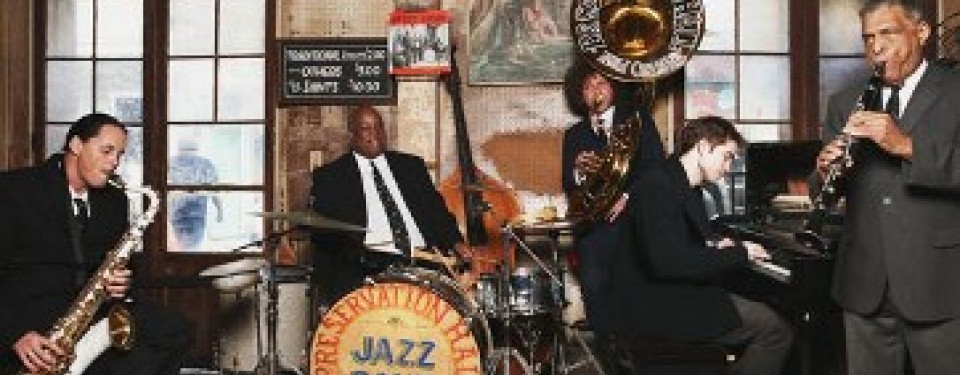 Robert Pattinson bersama grup jazz legendaris di Preservation Hall.