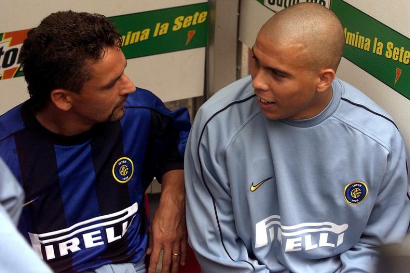 Roberto Baggio (kiri) dan Ronaldo Luis Nazario de Lima saat masih memperkuat Inter Milan.