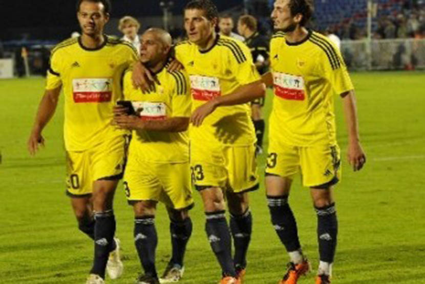 Roberto Carlos dan pemain-pemain Anzhi Makhachkala. 