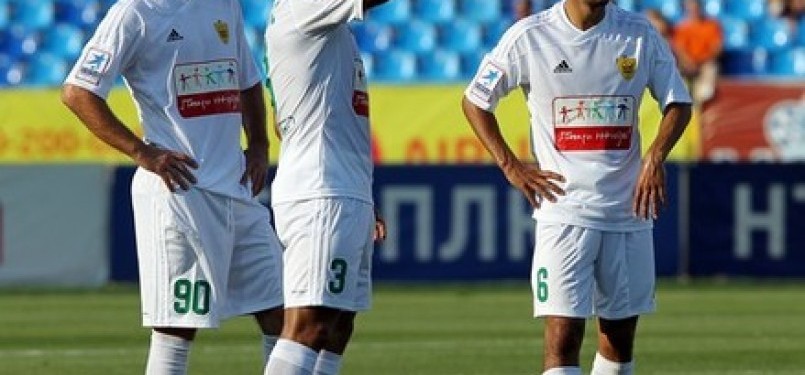 Roberto Carlos (tengah) dan rekan-rekannya di FC Anzhi.
