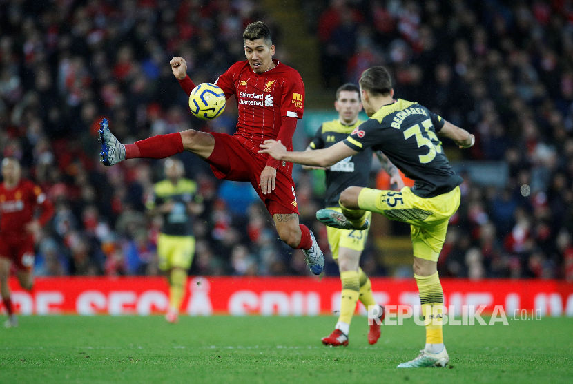 Roberto Firmino mengontrol bola  pada laga antara Liverpool melawan Southampton di Stadion Anfield, Liverpool, Ahad (2/2) dini hari. 