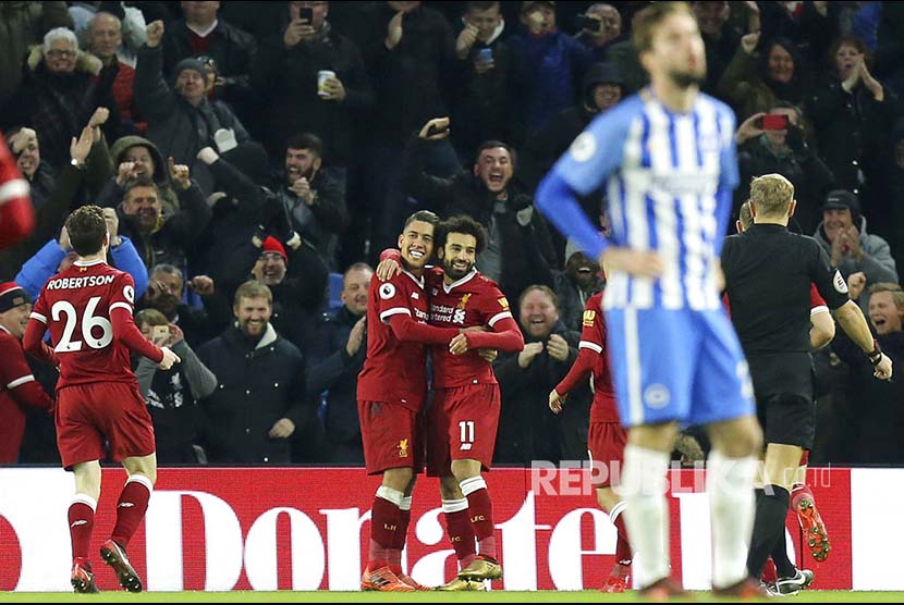 Roberto Firmino merayakan gol ketiga Liverpool dengan rekan setimnya Mohamed Salah pada pertandingan Liga Primer Inggris antara Brighton dan Liverpool di Amex Stadium, Brighton Hove & Albion, Brighton,  (3/12) dini hari.
