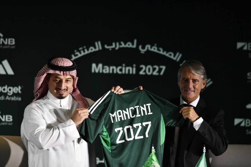 Roberto Mancini (kanan) dari Italia dan Presiden Federasi Sepak Bola Saudi Yasser Al Misehal saat konferensi pers setelah Mancini ditunjuk jadi pelatih timnas Arab Saudi, di Riyadh, Senin (28/8/2023).