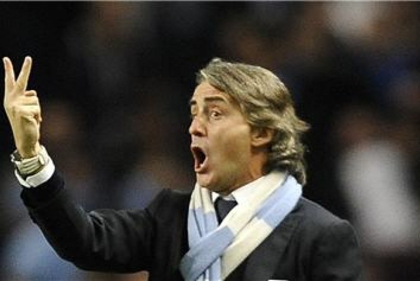 Roberto Mancini, manajer Manchester City, memberikan instruksi saat timnya menghadapi Liverpool di laga Liga Primer Inggris di Stadion Etihad, Manchester, Ahad (3/2) 