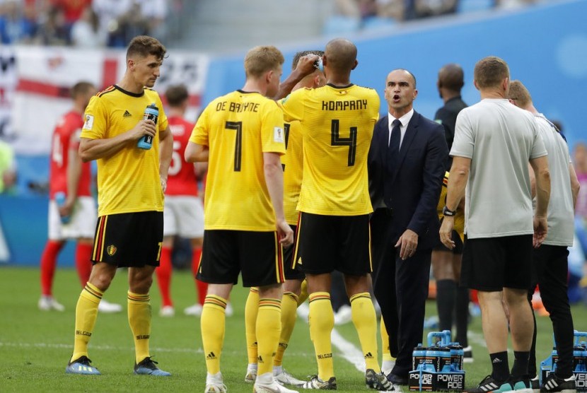 Roberto Martinez (berjas) memberikan instruksi kepada para pemain timnas Belgia.