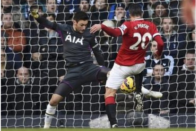 Robin van Persie gagal menaklukkan kiper Tottenham Hotspur Hugo Lloris dalam lanjutan Liga Primer Inggris, Ahad (28/12).