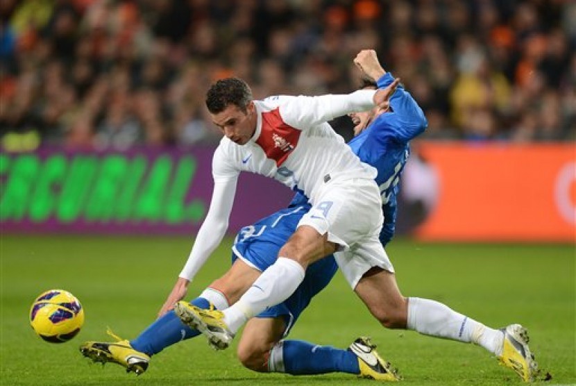 Robin Van Persie (kiri) berebut bola dengan Daniele De Rossi (kanan) pada laga persahabatan Belanda melawan Italia di Amsterdam Arena, Kamis (7/2) dini hari.