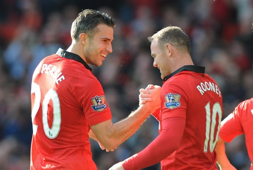 Robin van Persie (kiri) dan Wayne Rooney saat sama-sama masih memperkuat Manchester United (MU).