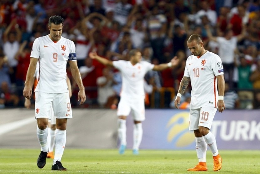 Robin Van Persie (kiri) dan Wesley Sneijder tertunduk saat Belanda dikalahkan Turki.