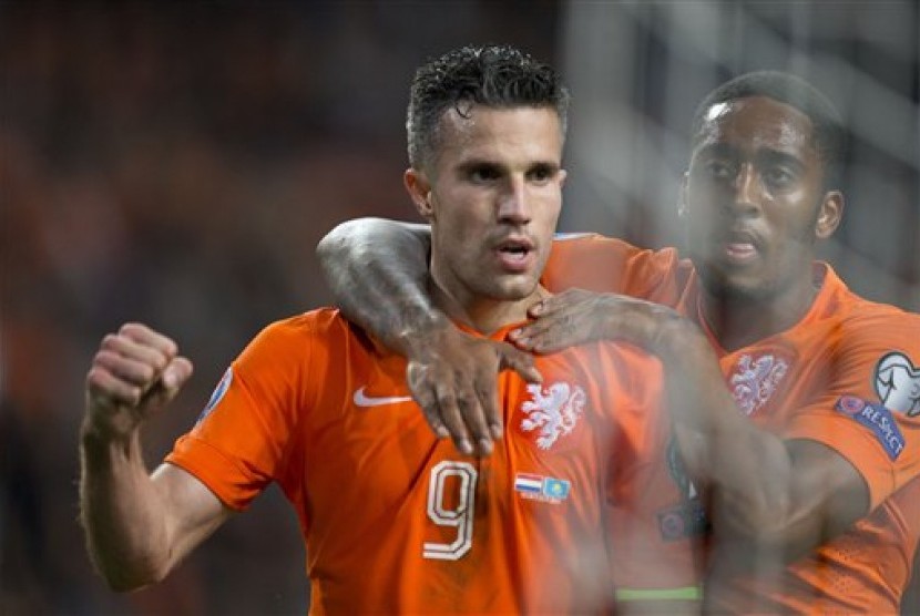 Robin van Persie (kiri) merayakan golnya ke gawang Kazakhstan dalam kualifikasi Piala Eropa 2016 Grup 