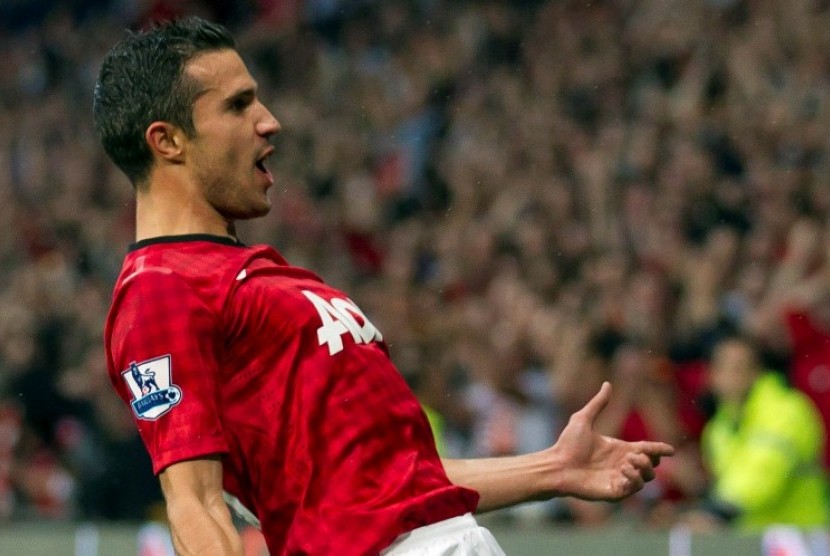 Robin van Persie melakukan selebrasi usai membuat gol perdananya bagi Manchester United