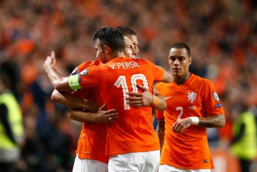 Robin van Persie memeluk Arjen Robben usia mencetak gol.
