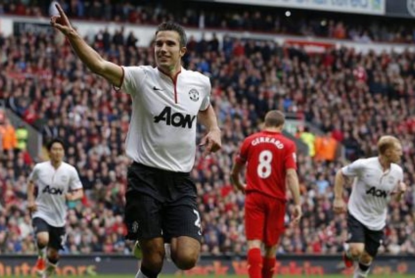 Robin Van Persie mengacungkan tangan usai berhasil mengeksekusi pinalti ke gawang Liverpool pada pertandingan Ahad (23/9/2013)