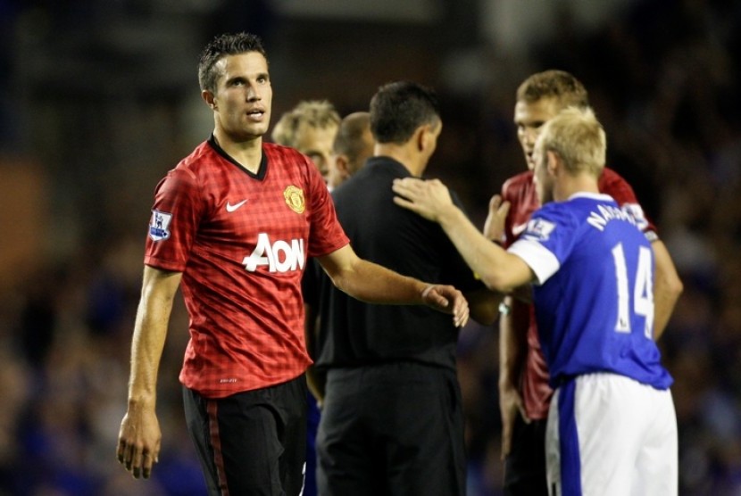 Robin Van Persie. Pemain baru Manchester United, Robin van Persie, menunjukkan ekspresinya saat timnya kalah 0-1 dari Everton. 