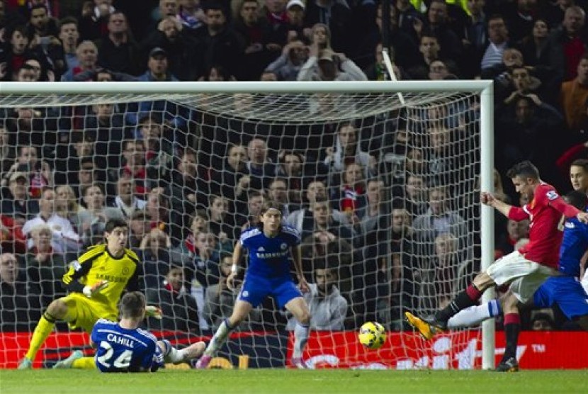 Robin van Persie saat mencetak gol ke gawang Chelsea, Ahad (26/10).