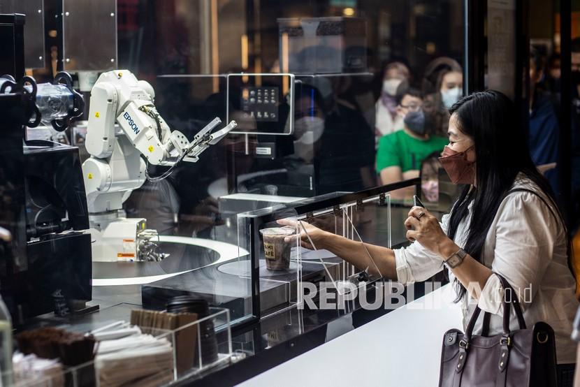 Robot barista melayani pelanggan di FamilyMart, Grand Indonesia. FamilyMart telah mendapatkan sertifikasi halal MUI sejak bulan April 2023.