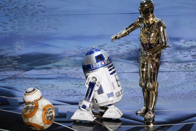 Robot BB-8, R2-D2, dan C-3PO dari film Star Wars: The Force Awakens saat muncul di panggung Oscar.