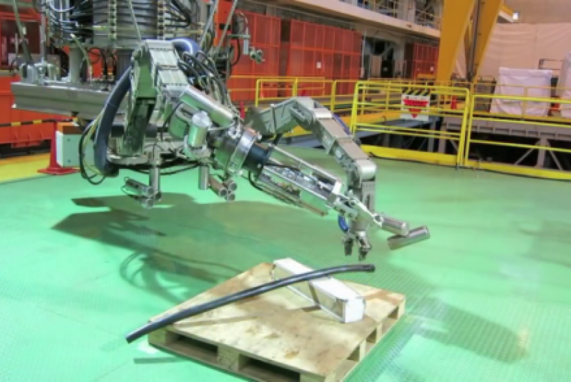 Robot ber-remote control ini memiliki 2 tangan untuk mengambil dan memotong puing serta tangan ketiga untuk mengangkat sisa tabung bahan bakar.