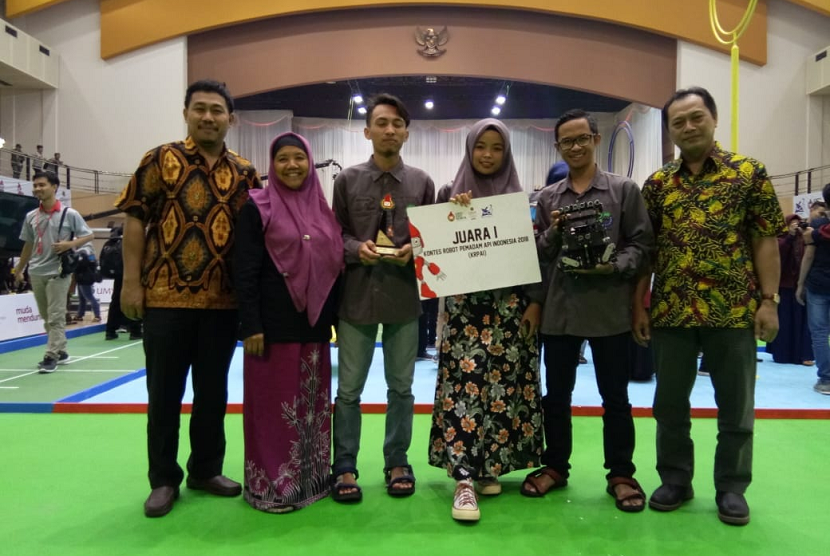Robot DOME karya Tim Robotika Program Studi Teknik Elektro Fakultas Teknik Universitas Muhammadiyah Malang (UMM), meraih Juara I kategori Kontes Robot Pemadam Api Indonesia (KRPAI) pada Kontes Robot Indonesia (KRI) Nasional 2018