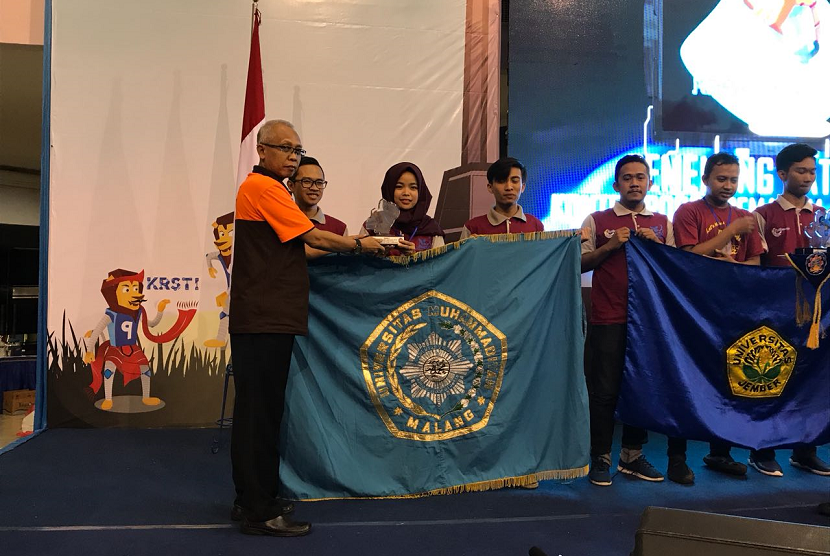 Robot DOME Universitas Muhammadiyah Malang (UMM) menyabet juara pertama regional IV dalam Kontes Robot Indonesia (KRI) 2018 di Polinema Malang.