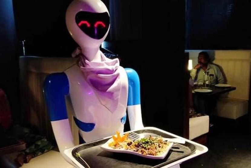 Robot melayani pengunjung restoran di Chennai.